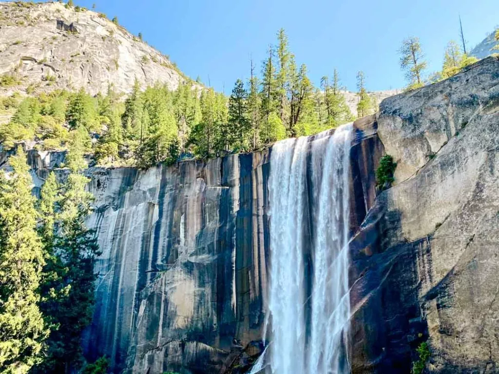 vernal falls auf dem mist trail im yosemite nationalpark Vernal Falls auf dem Mist Trail im Yosemite Nationalpark