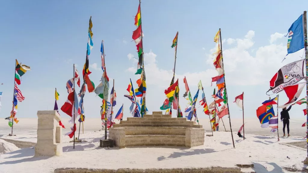 Bolivien Uyuni Fotostopp mit Flaggen Bolivien_Uyuni_Fotostopp mit Flaggen