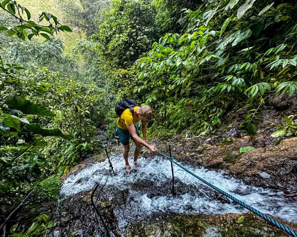 Abenteuerlicher Abstieg zum Tumpak Sewu Wasserfall