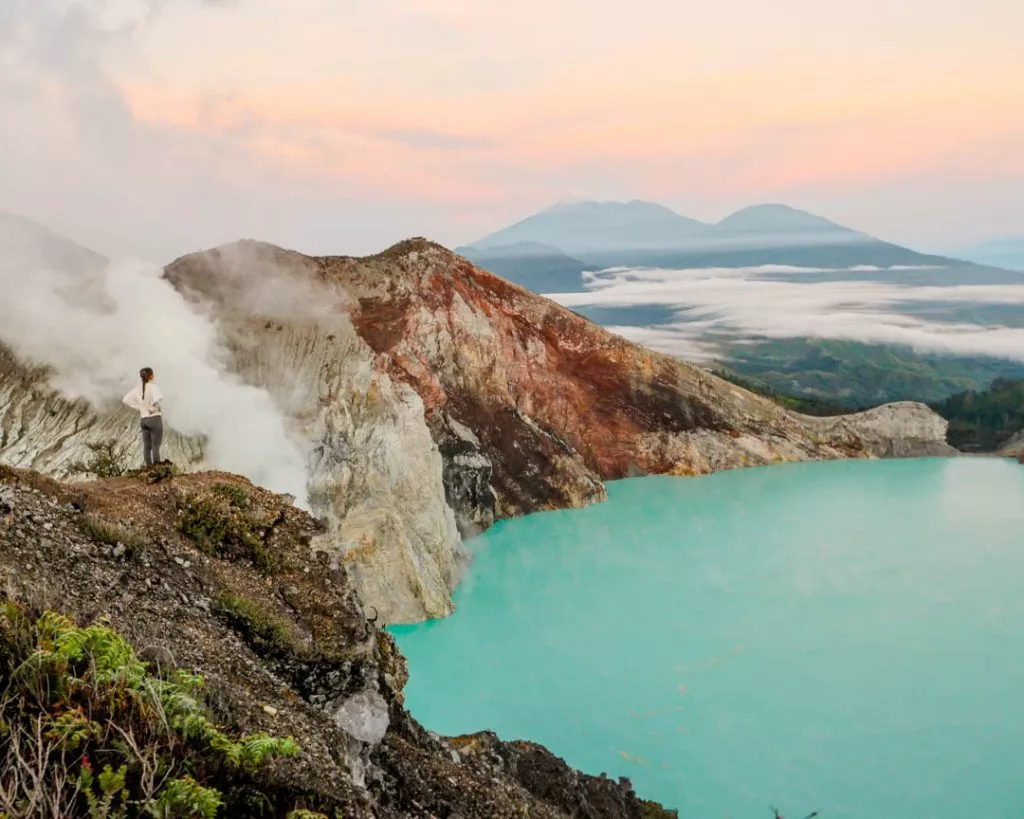 Ausblick auf türkisfarbenen Kratersee des Ijen