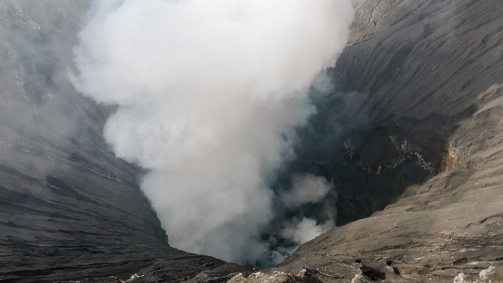 Blick in den Bromo-Krater mit Wasserdampf