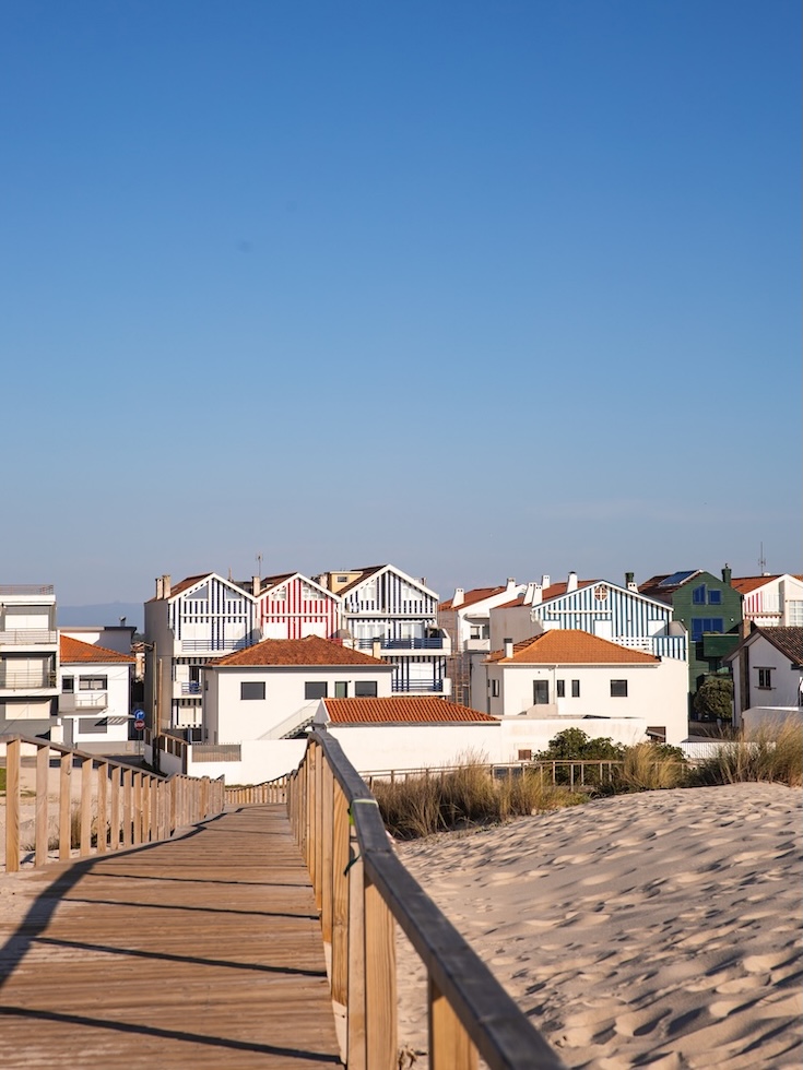 Coimbra, Portugal, Praia da Costa Nova, Boardwalk mit Blick auf Häuser