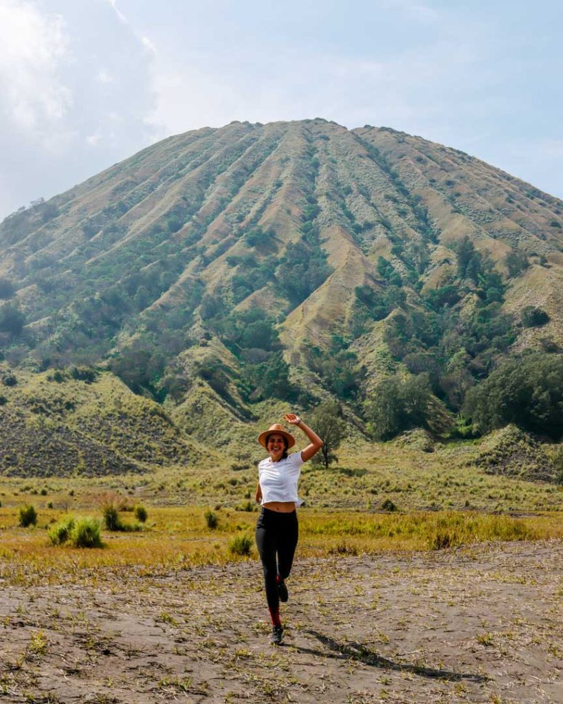 Grün bewachsener Vulkan auf Java