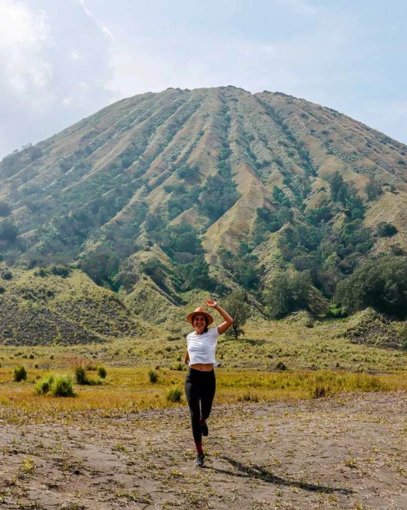 Grün bewachsener Vulkan auf Java