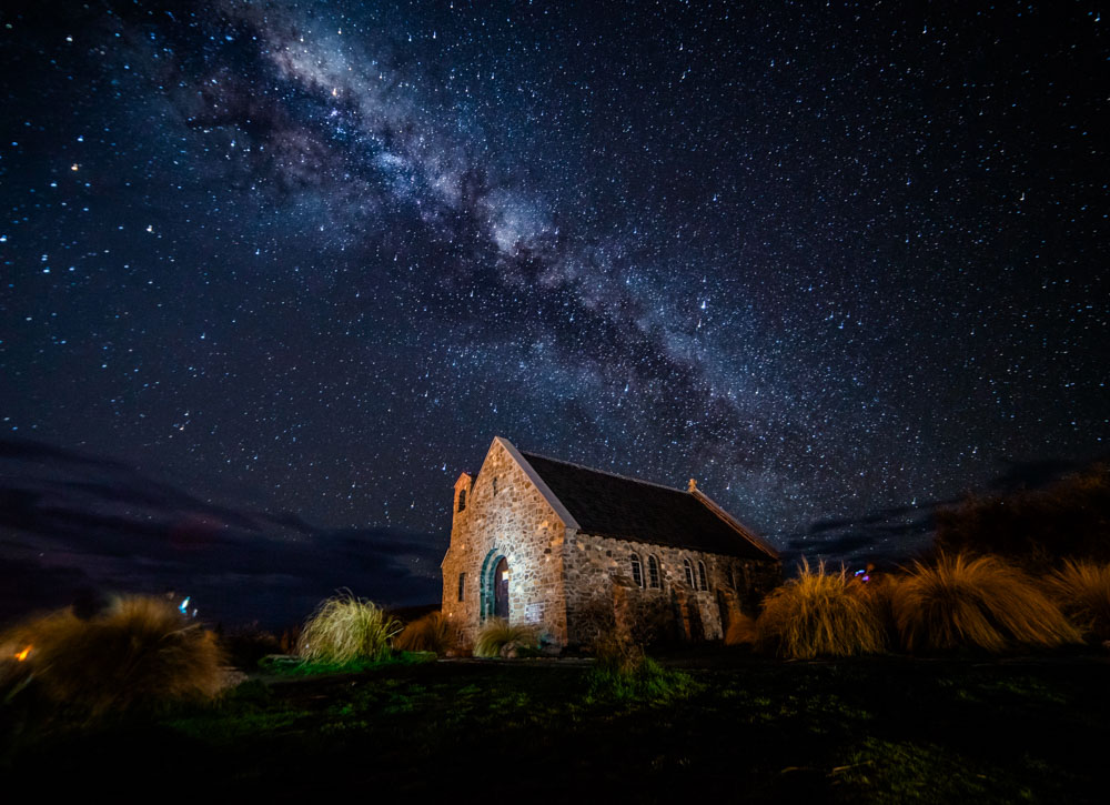 Lake Tekapo, Neuseeland, Sternenhimmel mit der Church of the Good Shepherd