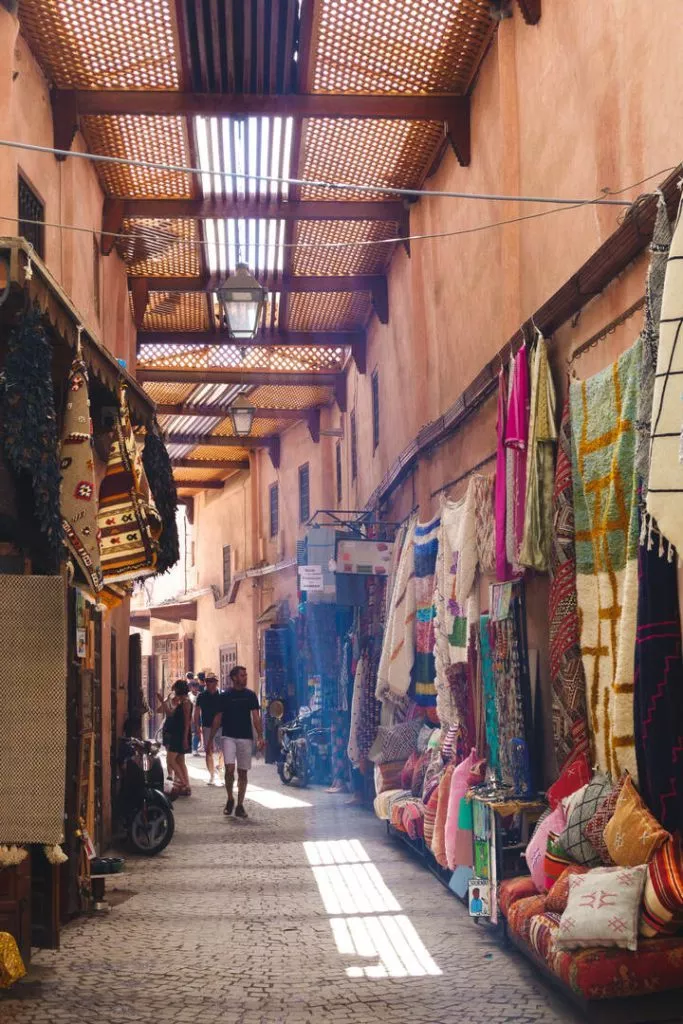 Marokko_Mietwagen_Enge Souks in Marrakesch, hier wird man gerne von hupenden Rollern überholt