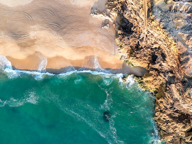 Nazaré, Portugal, Drohnenaufnahme vom Meer