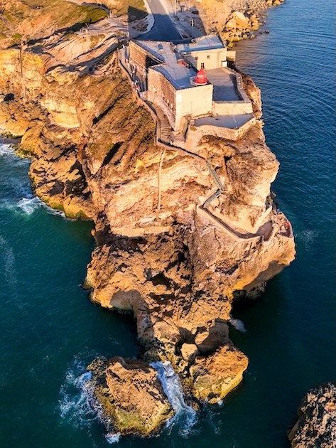 Nazaré, Portugal, Forte Sao Miguel Arcanjo, Drohnenaufnahme bei Sonnenuntergang, Klippen