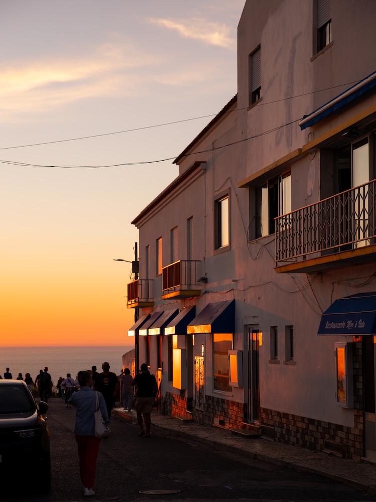 Nazaré, Portugal, Haus bei Sonnenuntergang