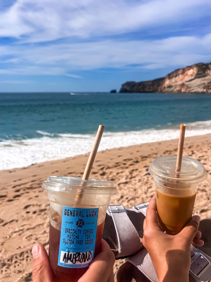Nazaré, Portugal, Kaffee am Strand