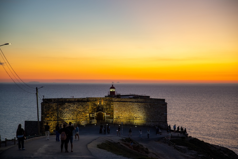 Nazaré, Portugal, Leuchtturm bei Sonnenuntergang