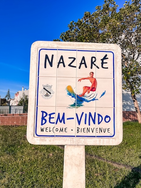 Nazaré, Portugal, Ortsschild