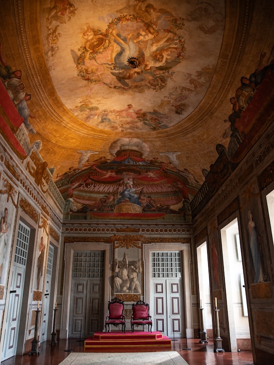 Nazaré, Portugal, Palácio Nacional de Mafra, Saal mit aufwändiger Deckenverzierung