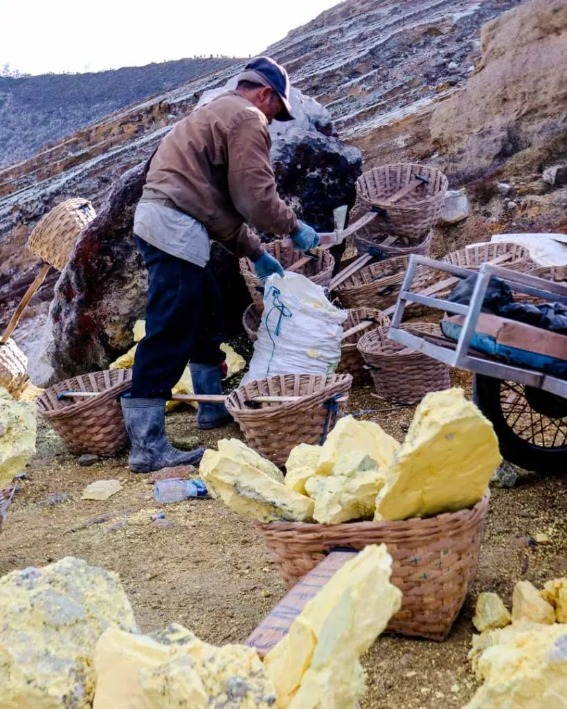 Schwefelabbau beim Ijen