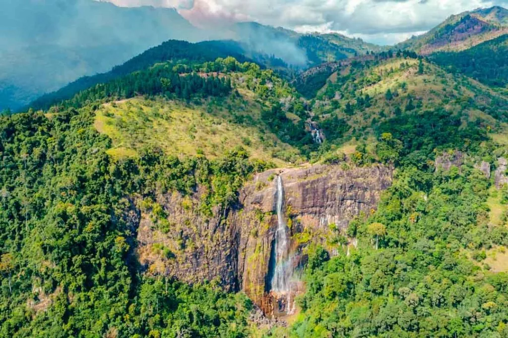 sri lanka ella diyaluma falls von weiten Sri Lanka Ella Diyaluma Falls von weiten