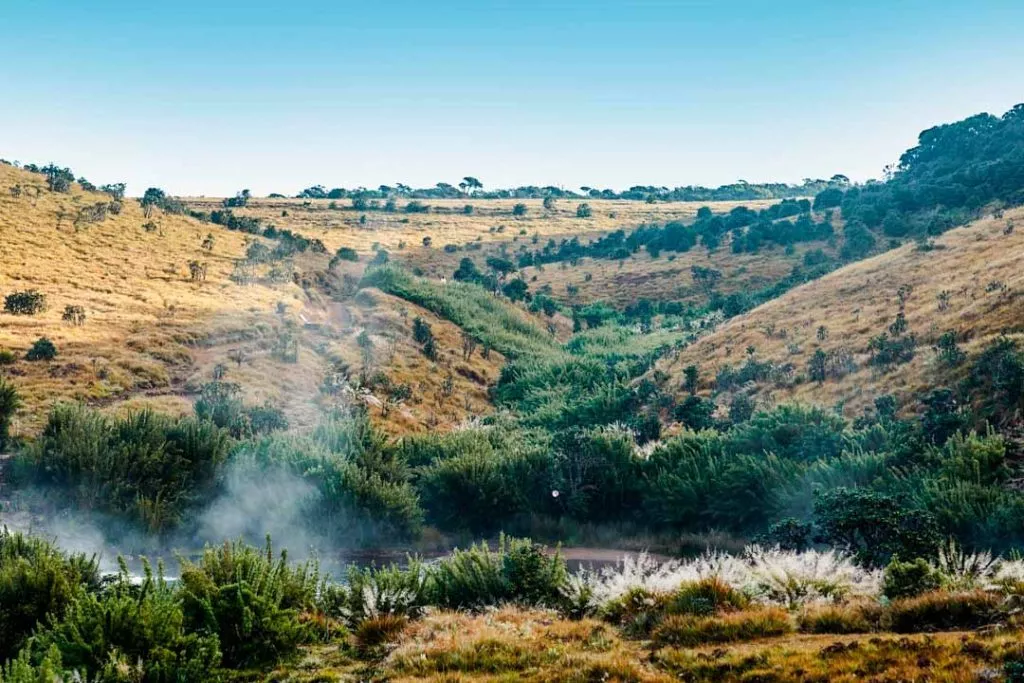 Sri Lanka Horton Plains Chimney Pool mit Dampfwolke