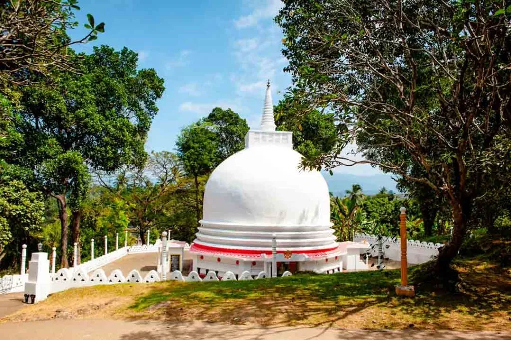 Sri Lanka Kandy Aluvihare Rock Temple