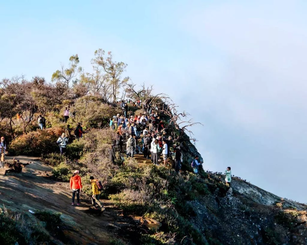 Touristen warten auf Sonnenaufgang beim Bromo Vulkan, Java