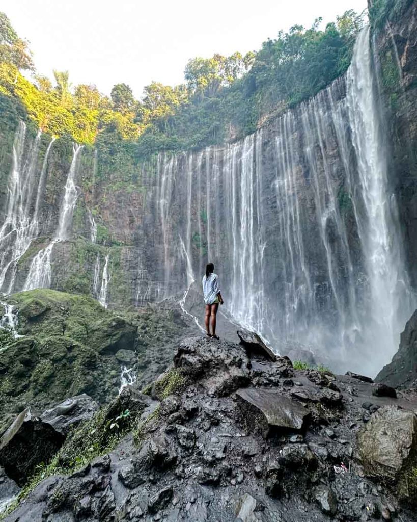 Tumpak Sewu Wasserfall auf Java von unten