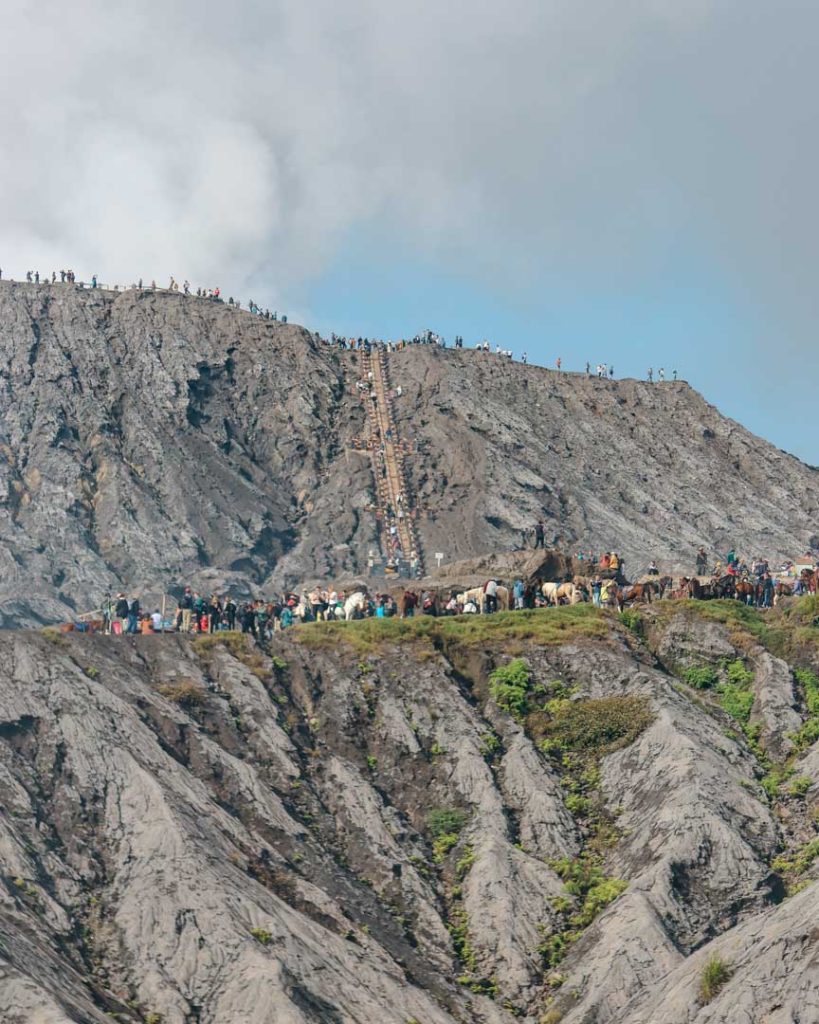 Wanderweg voller Touristen hoch zum Bromo Kraterrand
