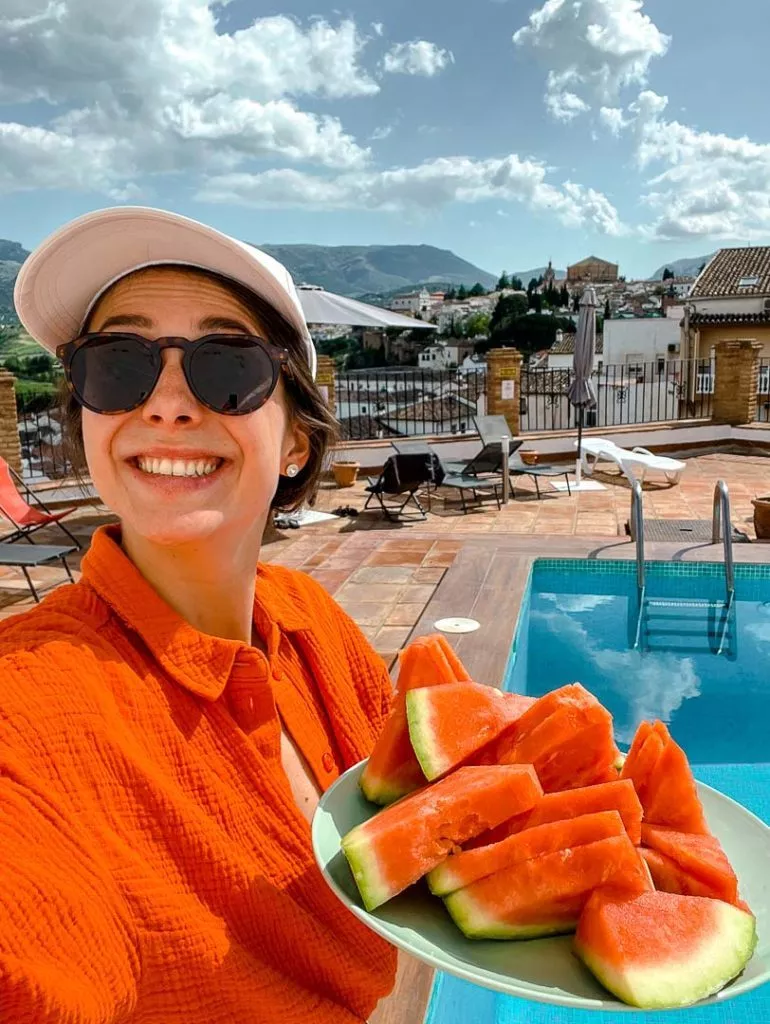 Apartamentos Avanel in Ronda, Terrasse mit Pool