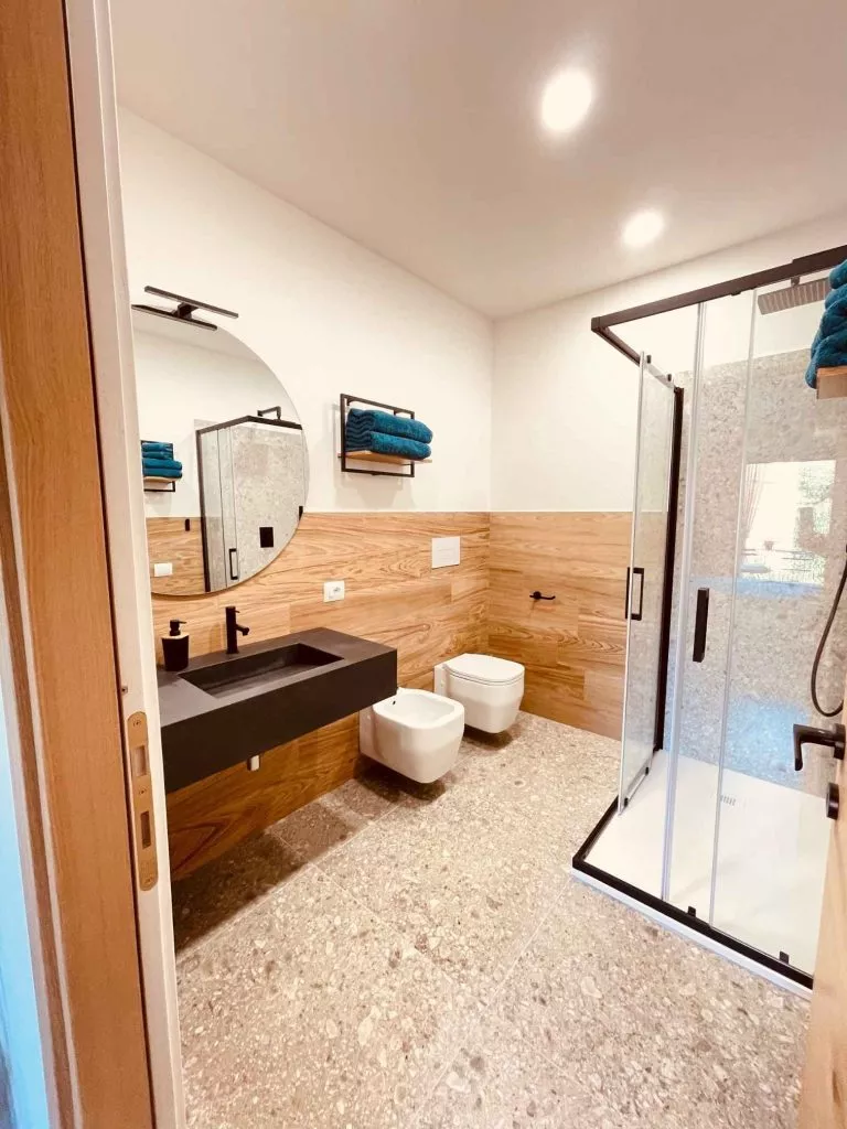 Badezimmer mit Dusche im B&B Dimora Dorgali in Sardinien