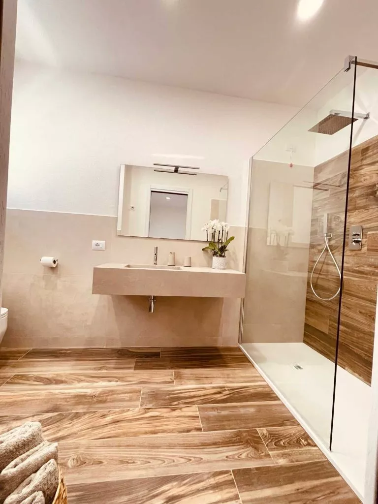 Badezimmer mit großer Dusche im B&B Dimora Dorgali in Sardinien