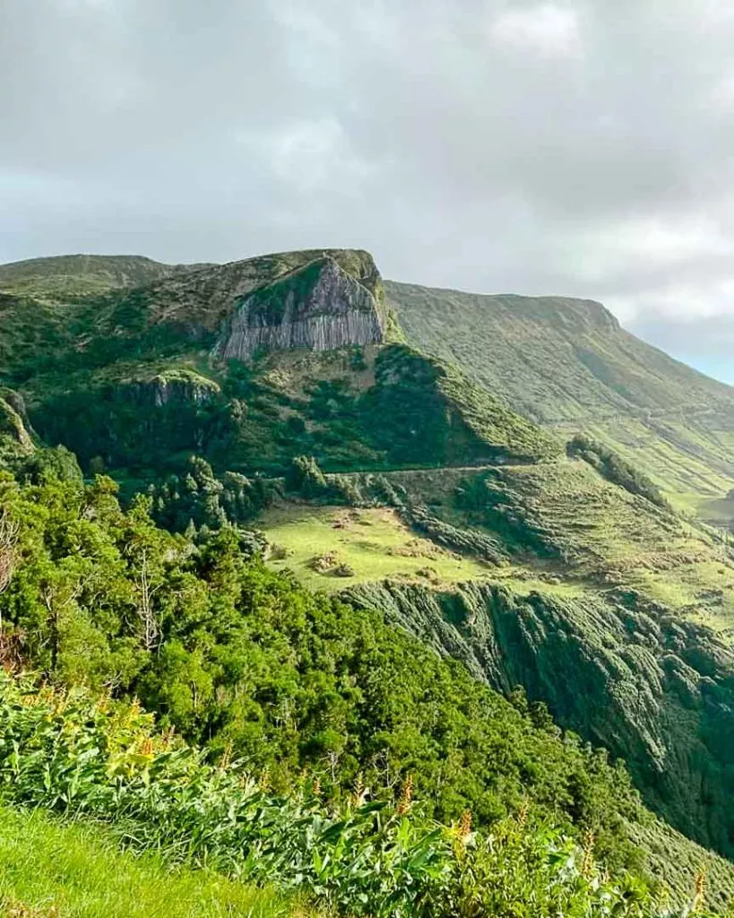 blick auf rocha dos bordoes flores azoren Blick auf Rocha dos Bordões Flores Azoren
