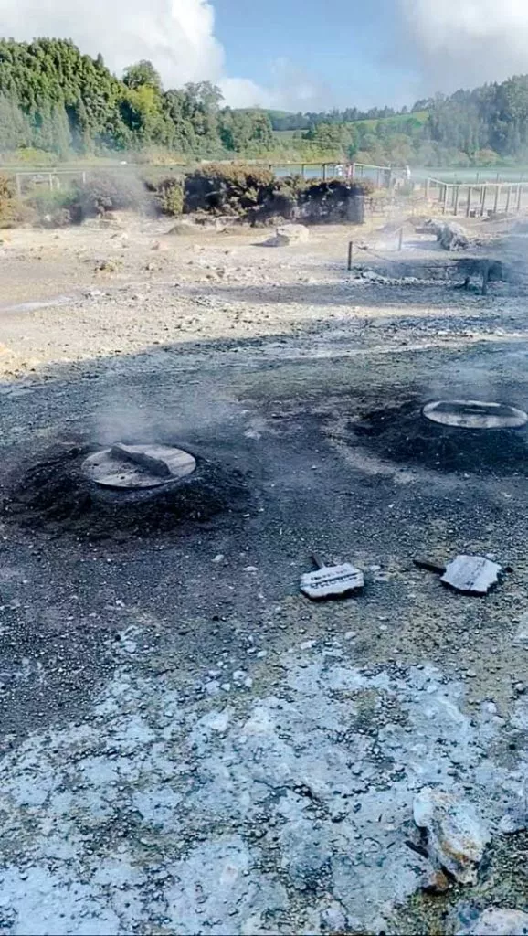 cozido am kochen im boden von furnas sao miguel azoren portugal Cozido am Kochen im Boden von Furnas São Miguel Azoren Portugal