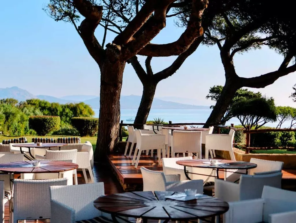 Frühstücksterrasse im UNAHOTELS Club Hotel Ancora, La Pelosa Sardinien