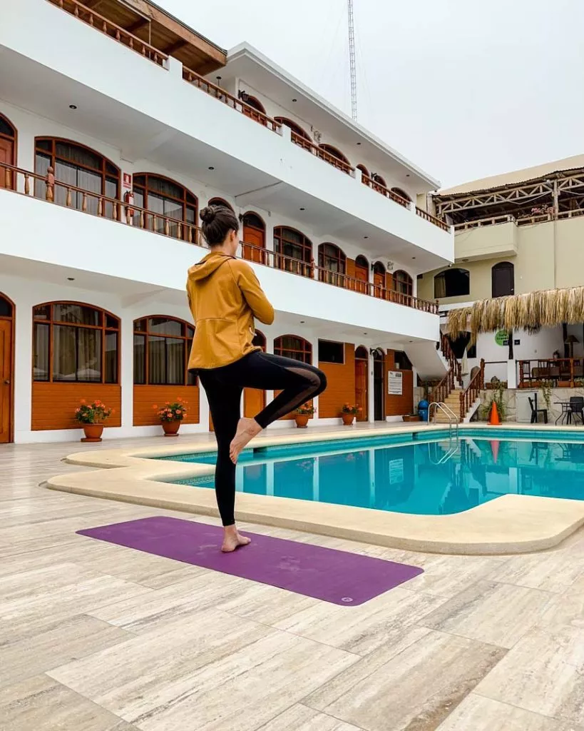 Peru Hoteltipps, Yoga am Pool im Hostal Curasi in Huacachina