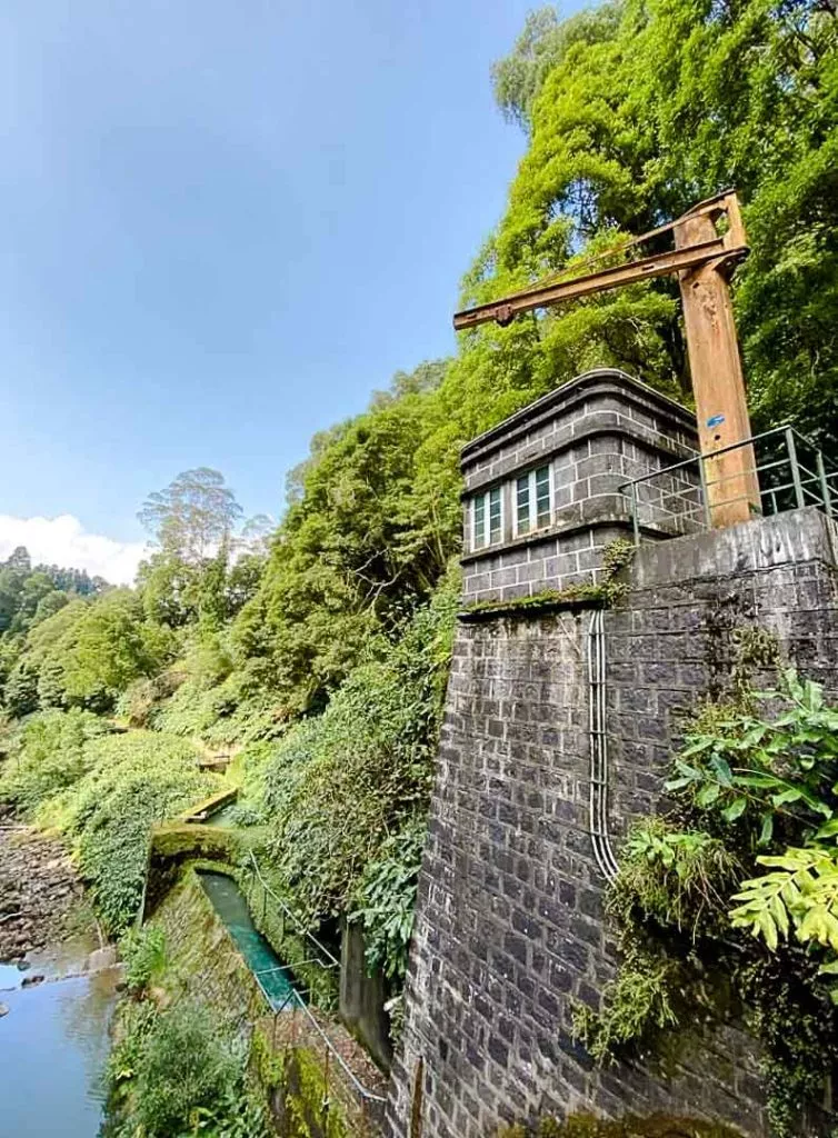 kraftwerk auf der wanderung zum salto do cabrito sao miguel azoren portugal Kraftwerk auf der Wanderung zum Salto do Cabrito São Miguel Azoren Portugal