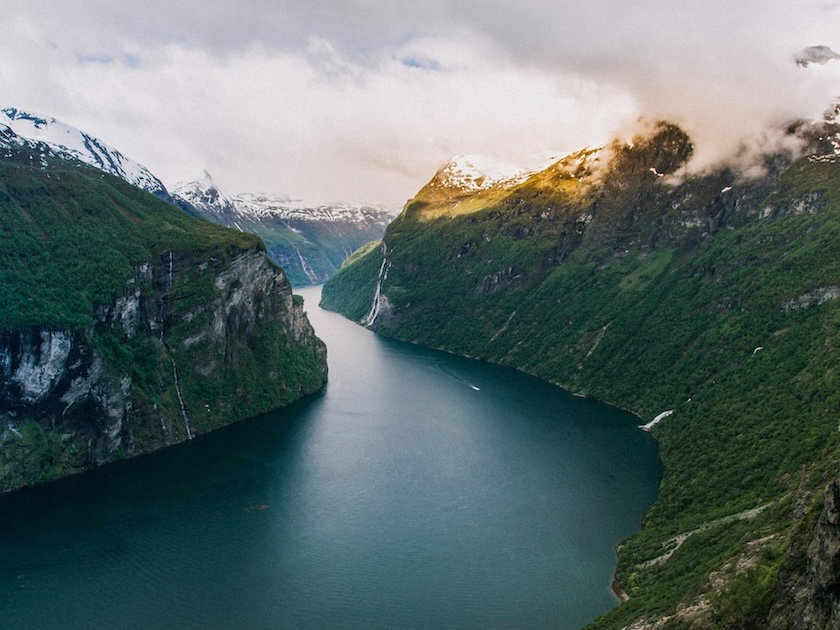 krisjanis mezulis zsrqjsmcrac unsplash 2 Ålesund, Norwegen, Geirangerfjord, Drohnenaufnahme Fjord