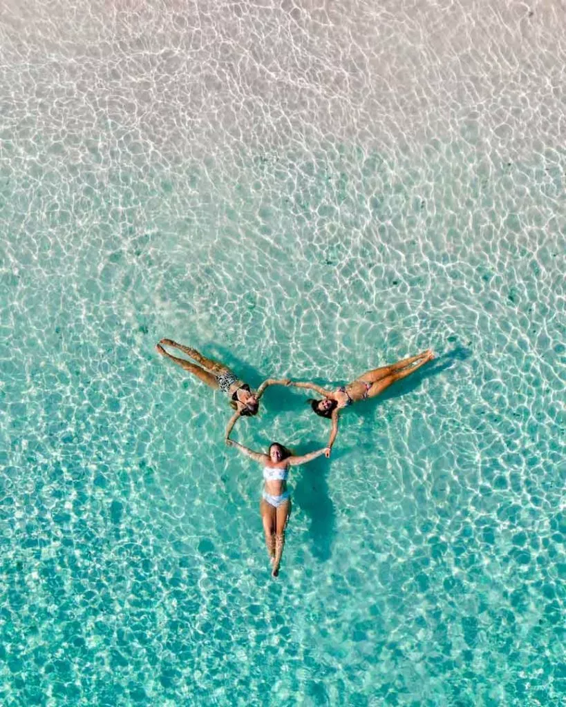 kristallklares Wasser beim Pink Beach in Indonesien