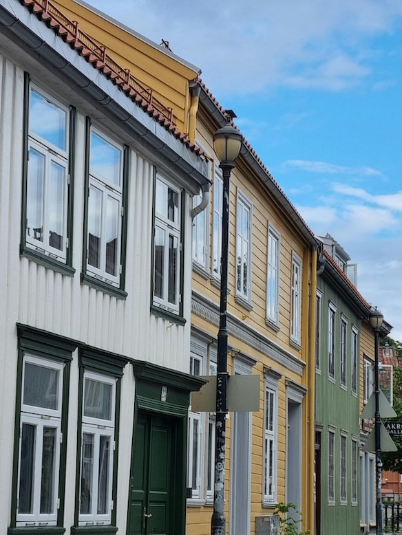 kristiansand norwegen strasse mit bunten holzhaeuser Kristiansand, Norwegen, Straße mit bunten Holzhäuser