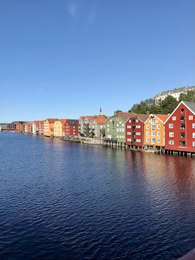 Lillehammer, Norwegen, Holzhäuser am Wasser