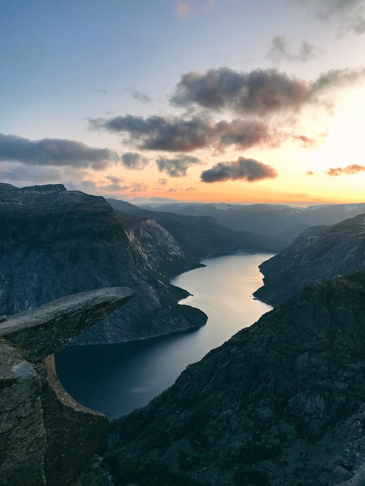 norwegen bergen aussicht auf klippe am hardangerfjord Norwegen, Bergen, Aussicht auf Klippe am Hardangerfjord