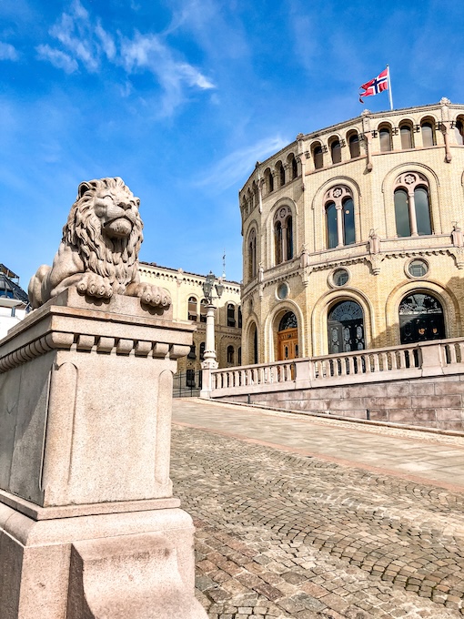 Norwegen, Oslo, Parlamentsgebäude Storting, Statue
