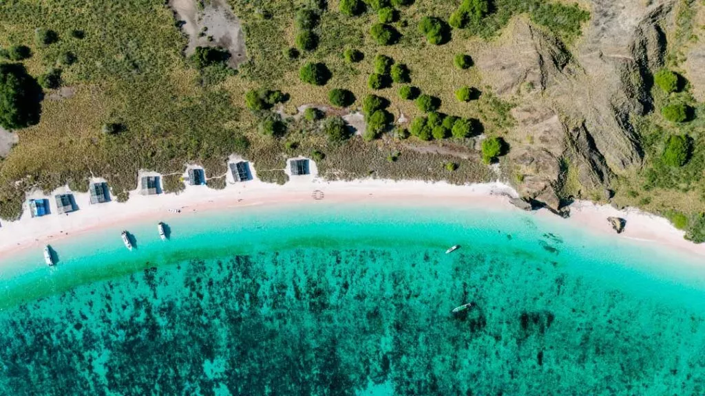 Pink Beach von oben, Komodo Bootstour in Indonesien