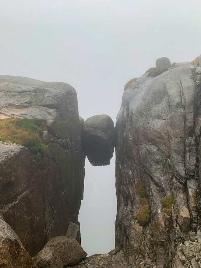preikestolen forsand norwegen kjeragbolten im nebel Preikestolen, Forsand, Norwegen, Kjeragbolten im Nebel
