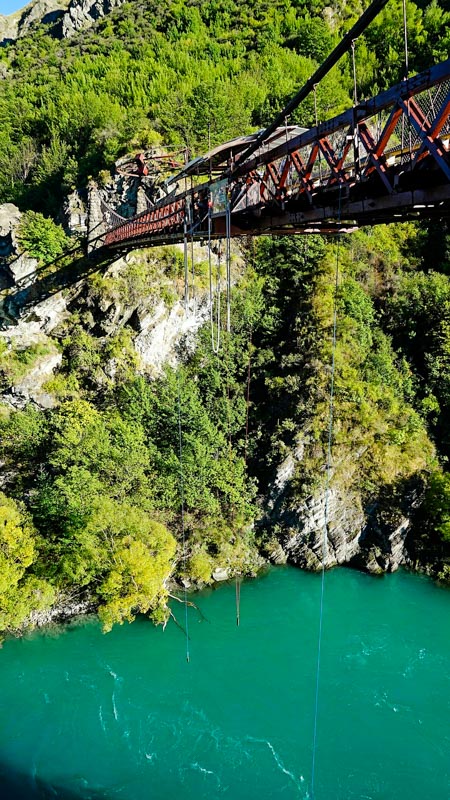 queenstown neuseeland sehenswuerdigkeiten bungee jumping von der kawaraubruecke Queenstown, Neuseeland, Sehenswürdigkeiten, Bungee Jumping von der Kawaraubrücke