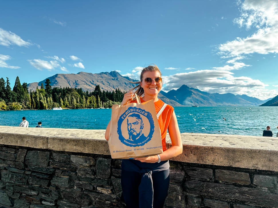 queenstown neuseeland sehenswuerdigkeiten glueckliche lisa mit leckeren burger von fergburger Queenstown, Neuseeland, Sehenswürdigkeiten, Glückliche Lisa mit leckeren Burgern von Fergburger