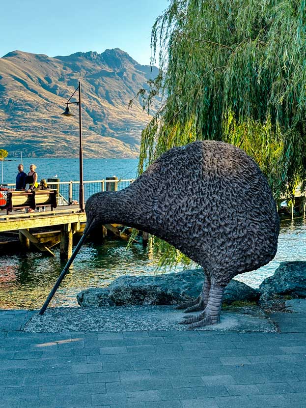 queenstown neuseeland sehenswuerdigkeiten kiwi skulptur am ufer des lake wakatipu Queenstown, Neuseeland, Sehenswürdigkeiten, Kiwi-Skulptur am Ufer des Lake Wakatipu
