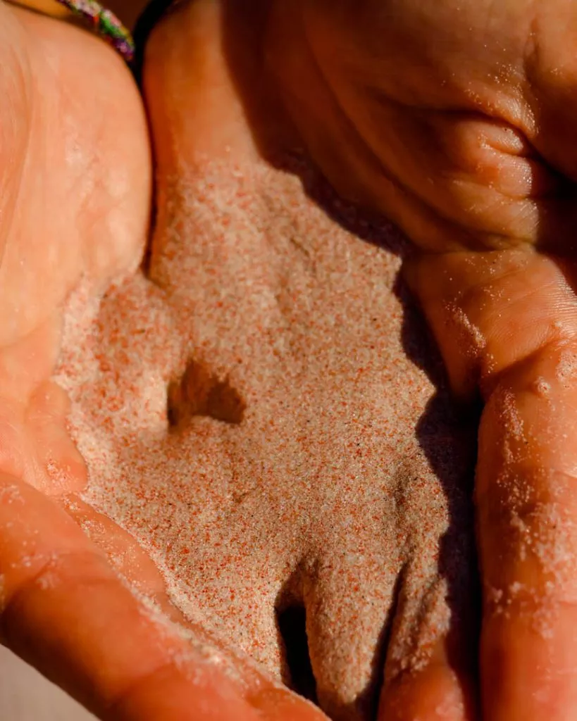 rosafarbener Strand bei Komodo Tour