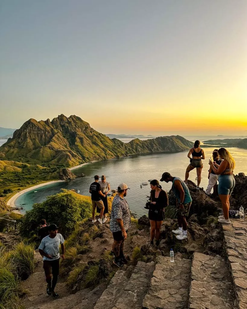 Viele Menschen beim Aussichtspunkt Padar Island im Komodo Nationalpark
