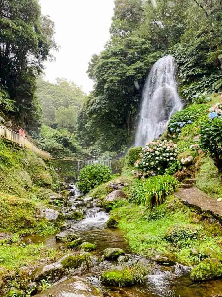 wasserfall im caldeiroes park auf sao miguel azoren Wasserfall im Caldeirões-Park auf São Miguel Azoren
