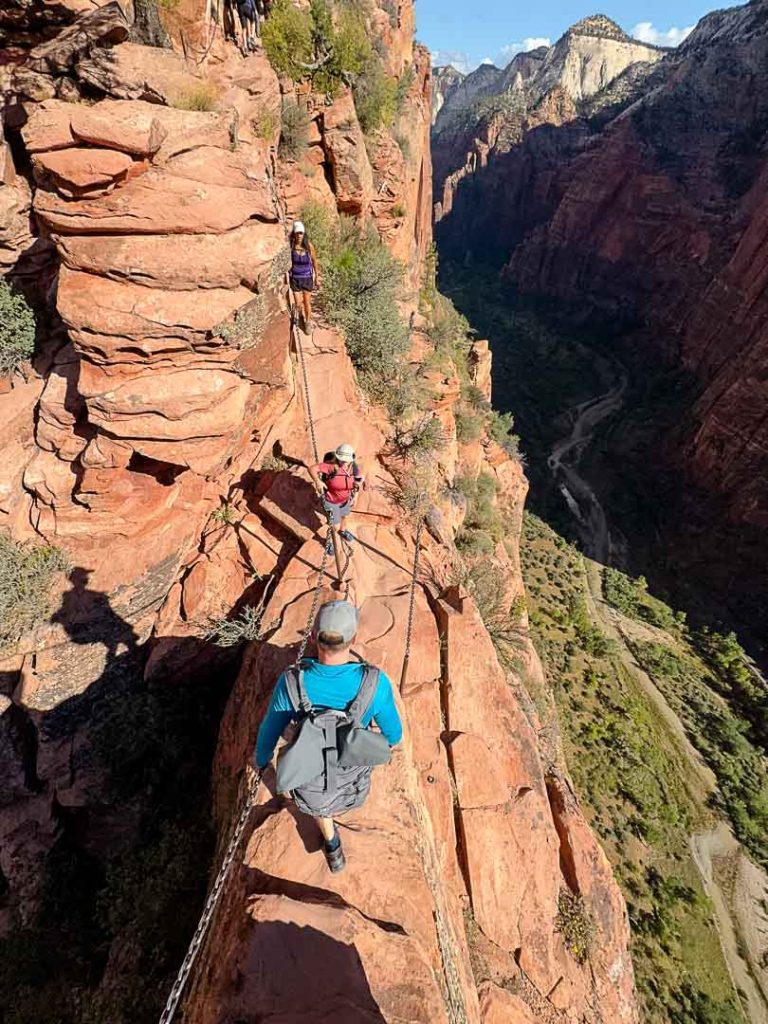 schmaler grat bei angels landing mit eisenketten schmaler Grat bei Angels Landing mit Eisenketten