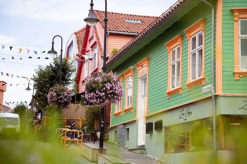 stavanger norwegen bunte fassaden der alten holzhaeuser Stavanger, Norwegen, bunte Fassaden der alten Holzhäuser