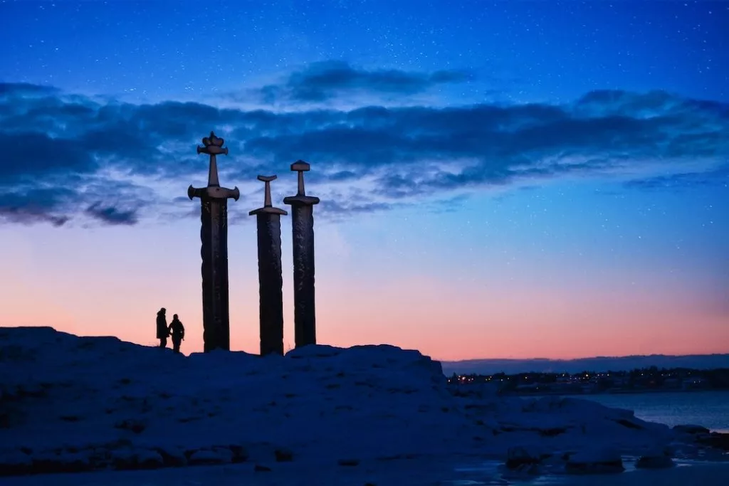 stavanger norwegen sverd i fjell denkmal bei nacht 2 Stavanger, Norwegen, Sverd i fjell Denkmal bei Nacht