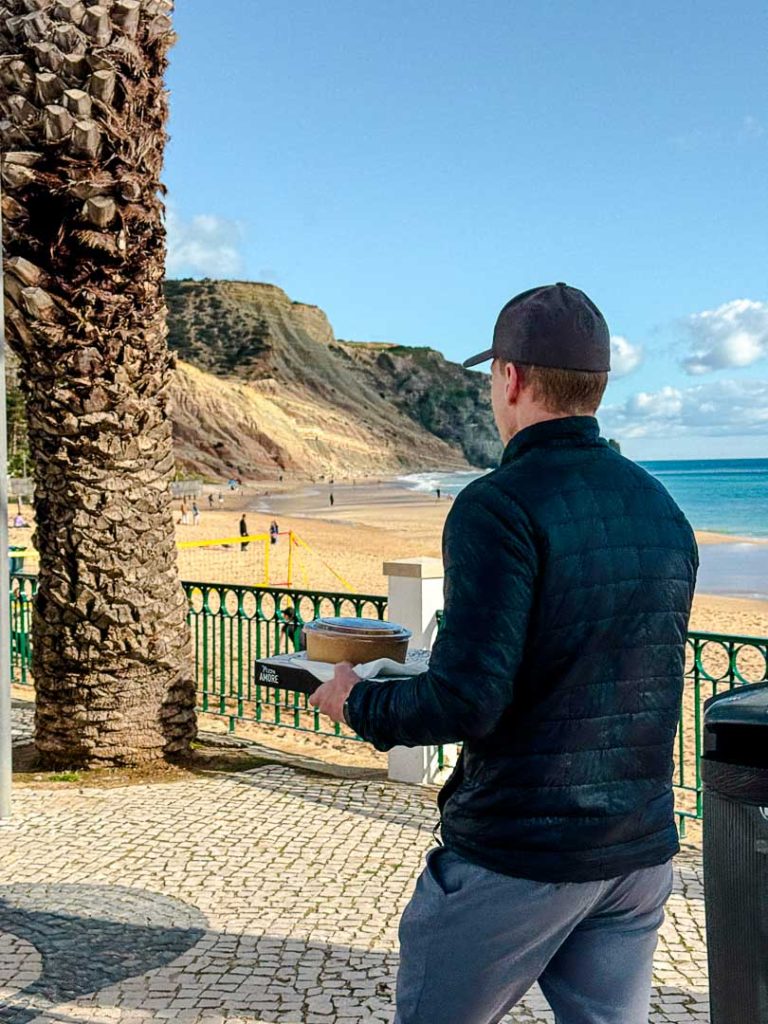 algarve 2025 151 von 297 mit Pizza auf dem Weg zum Strand in Luz